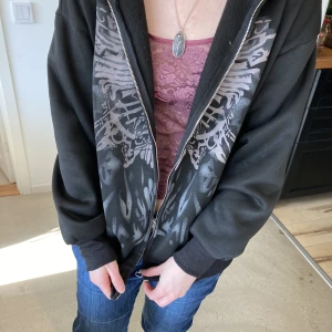 Hoodie - Jättefin och mjuk Hoodie med dragkedja! Fint mönster och väldigt trendigt lol🫣