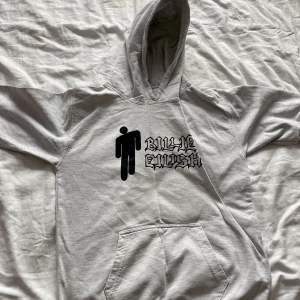 Bille ellish  - En grå bille elish hoody med svart tryck på