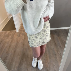 Blommig kjol - Super fin gul blommig minikjol från NA-KD med slits. Köpt förra året och helt slutsåld på hemsidan💕