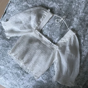 Vit blus  - Väldigt söt blus som är helt oandvend då den inte riktig är min stil längre! Skriv vid frågor eller intresse🌸💕🌺