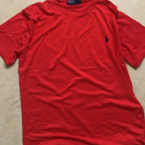 Polo Ralph lauren t shirt - Röd Ralph lauren t shirt använd cirka 1 gång