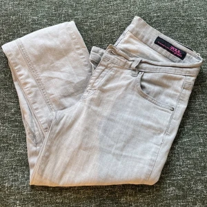 Grå lågmidjade jeans  - Ljusgrå lågmidjade jeans med lätt utsvängda ben som inte kommer till användning. Köpte dem second hand men de är fint skick! Storlek 40 men passar 36/38💕