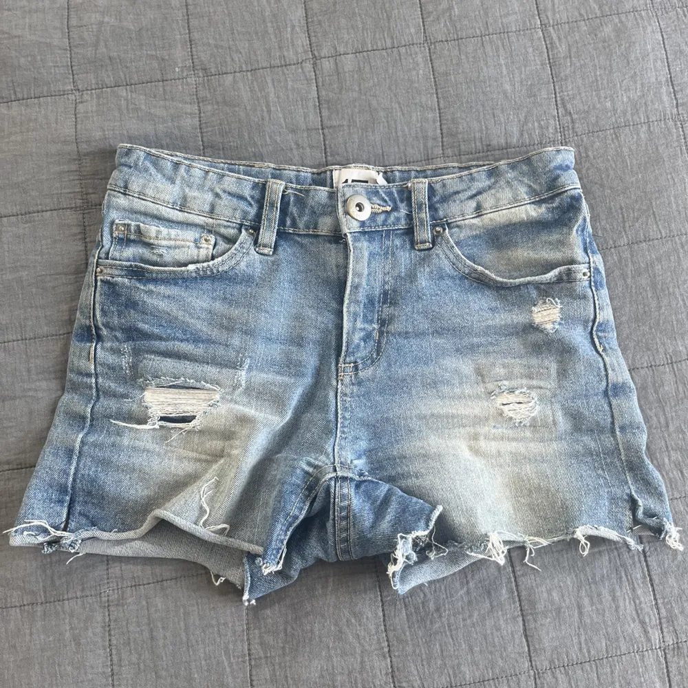 Säljer nu mina fina low/mid waisted jeans shortsen då de tyvärr blivit för små💕 de är i stl 160 men skulle även säga xs💕. Shorts.