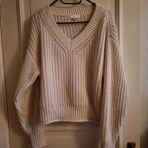 Stickad tröja, h&m - Vit stickad tröja i storlek small, från h&m. Något oversize i modellen i mitt tycke, så passar en medium också beroende på hur man vill att den ska sitta.  I fint skick!