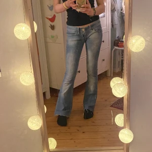 Lågmidjade jeans - Superfina utsvängda lågmidjade jeans, säljer då de tyvärr blivit för små. Osäker på märket, då de är köpta second hand. De är i stl 34 och innerbenslängden är ca 76cm och midjemåttet ca 70cm! Kan frakta eller mötas i Stockholm!