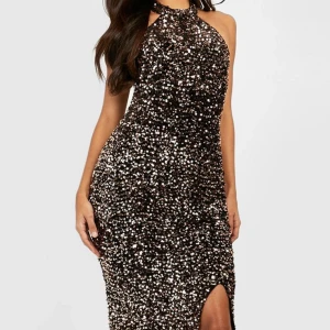 Balklänning - Säljer en helt ny superfin balklänning pga att jag glömde skicka tillbaka i tid🫠superfint och mjukt material  strl 34, nypris 990 mitt pris 650