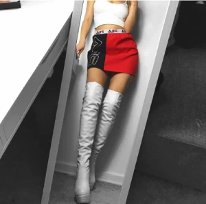 Vita red bottoms - Köpta här på Plick för att de är så fina men de kom aldrig till användning 😊 Säljaren har bara använt dem inomhus, vilket syns på sulan och skicket som är jättefint. Hämtas upp i Rotebro eller så står jag för frakten 💕 