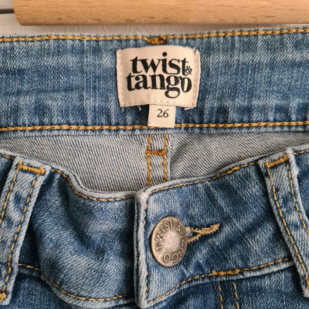 Jeans från Twist & Tango. Mer som 27 i storleken  Storlek: 26 Material: Bomull, Elastan Anmärkning: Färgändring. Jeans & Byxor.