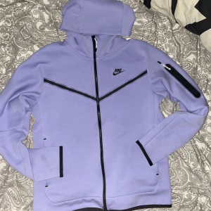 Nike tech lila - Hej! Just nu säljer jag min nya Nike tech fleece i färgen lila, denna är ny och köptes för 1350kr från jd  för cirka 6 dagar sen.Tröjan var lite för liten så vill inte ha kvar den längre.den säljs för 600kr men byten funkar också. Mer Info kom privat👍😇