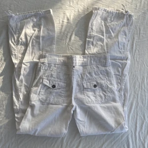 Lågmidjade linnebyxor  - Så snygga 2000-tals lågmidjade raka/vida linnebyxor! Så fina, tyvärr för små för mig men hade behållt annars. Storlek 34. Midjemått 37x2, Innerbenslängd 83 (cm). Köps via Swish eller köp nu 💋