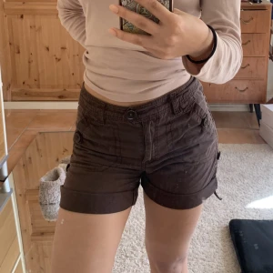 Bruna  shorts - Ett par bruna shorts med cargo känsla. Har fickor fram och bak och går att vika upp byxbenen 💓