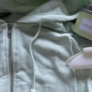 Så fin mintgröna croppad zip hoodie. Passar perfekt nu till de svalare vår och sommar kvällarna. Använt flertal gånger men i jättefint skick ändå. Köparen står för frakten. Kan även mötas upp. 