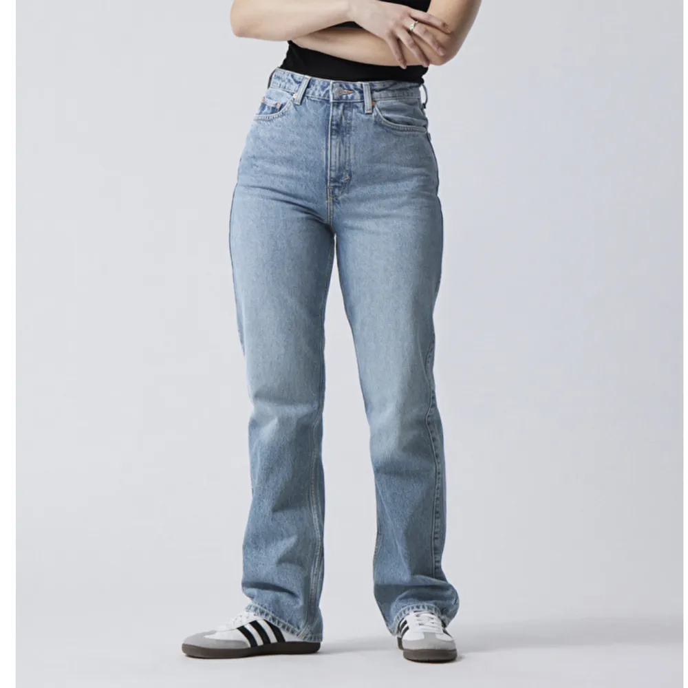 I modellen Rowe från Weekday. Färger säljs ej längre🙌🏼🌸🫶🏻I väldigt bra skicka!. Jeans & Byxor.