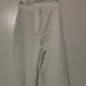 Vita byxor  - De här var mina student byxor, har använt de bara en gång och aldrig mer så de är helt nya annars