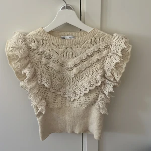 Virkad topp - Säljer denna super trendiga topp från ZARA. Den är i nyskick då jag knappt använt den och den är i storlek s. Skriv om ni är intresserade eller vid frågor💕