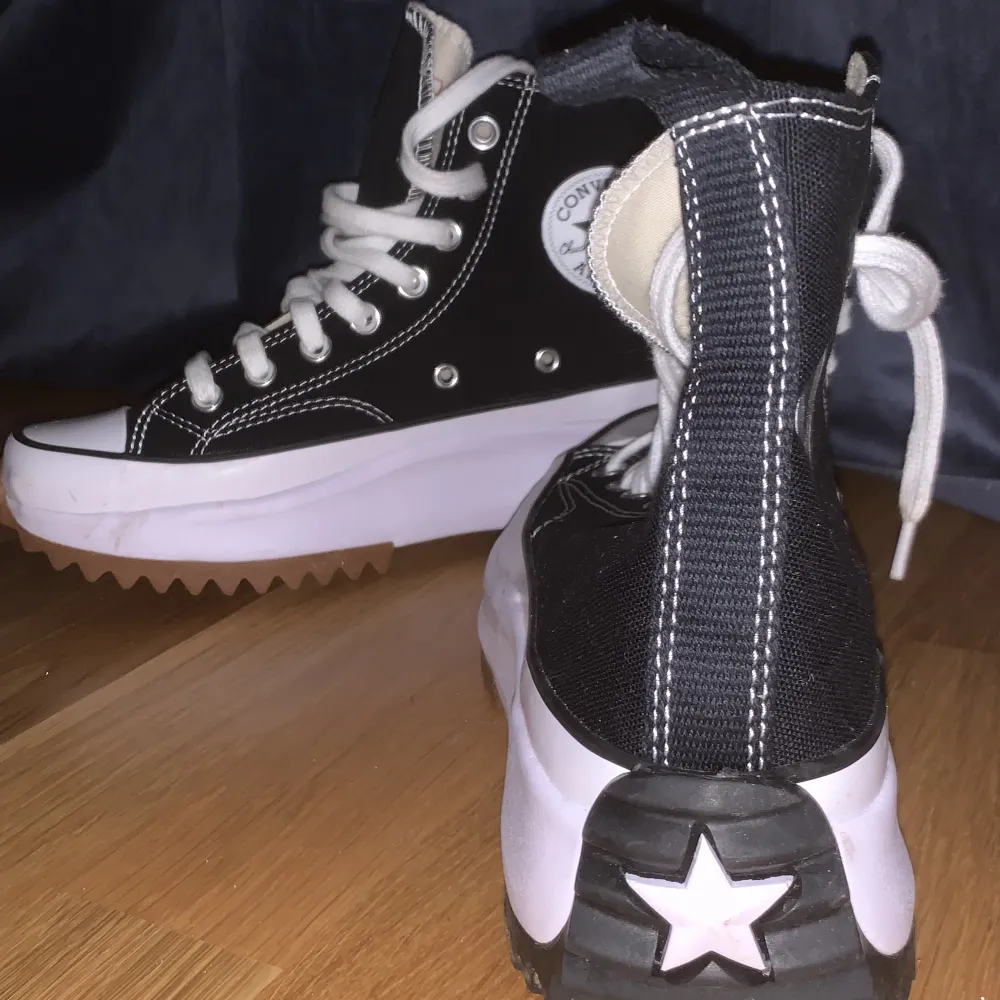 Höga sneakers av märket Converse i storlek 39 som endast använts ett par gånger (nyskick).   Klackhöjd: 4,5cm Platåhöjd: 4,5cm Storlek: 39. Skor.