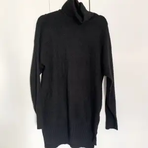 Lång, svart, stickad tröja från H&M, använd max 3ggr.