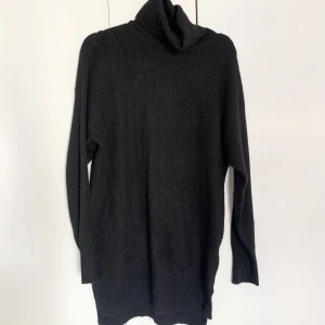 Stickat från H&M - Lång, svart, stickad tröja från H&M, använd max 3ggr.