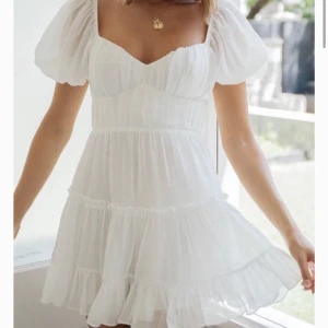 Studentklänning - Säljer min oanvända studentklänning från förra året. Köpte flera olika och tänkte nu sälja denna!  (Nypris 899kr)