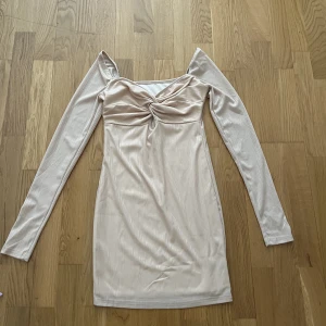 Klänning - Klänningen är i storlek xs , har aldrig används tidigare väldigt bra material, inte genomskinlig