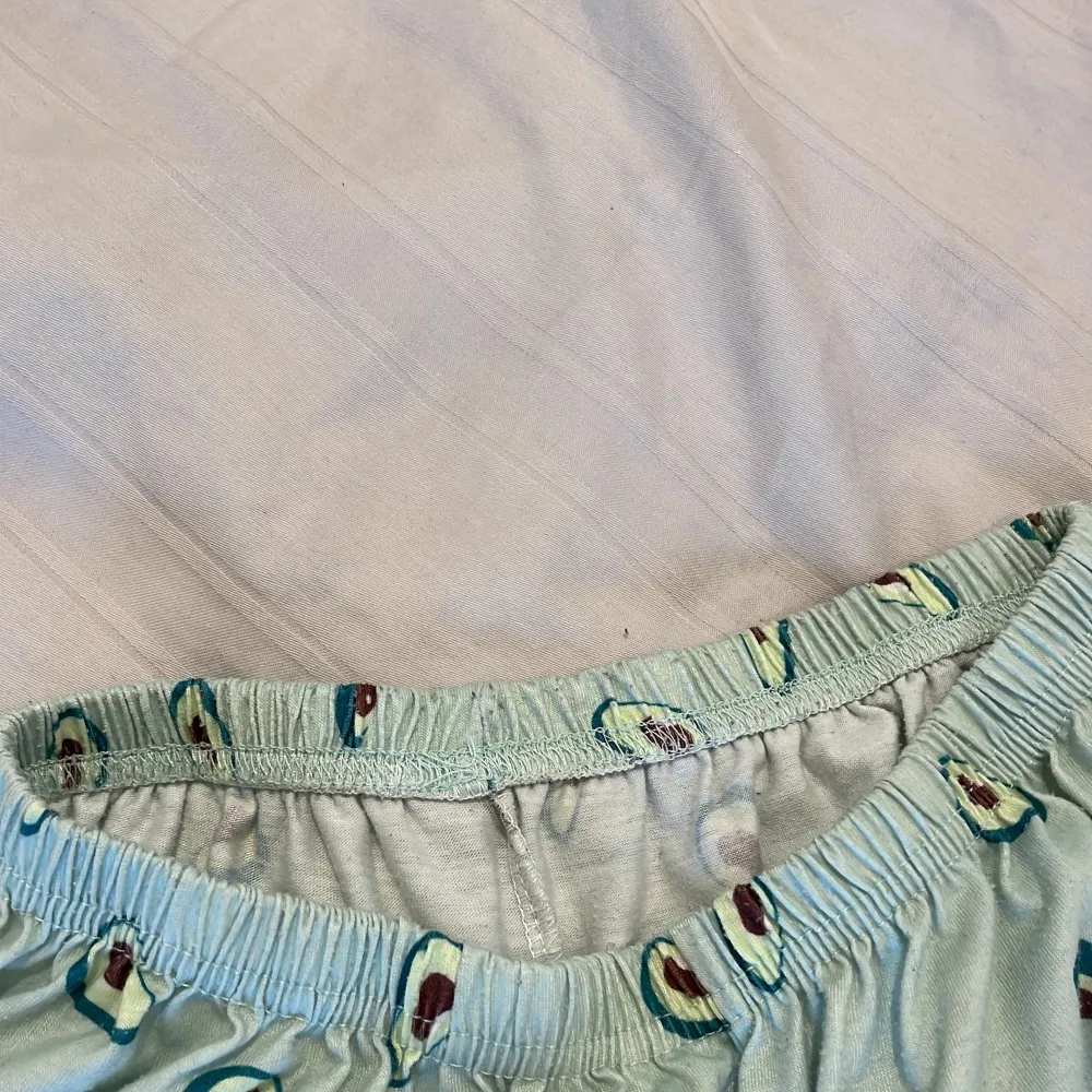 En söt avokado pjamas, en kort byxa och tvättas innan skick. Shorts.