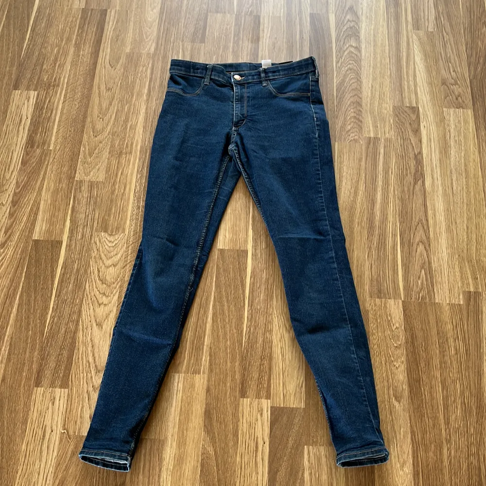 Blåa skinny jeans. Dom är för små för mig. På bild 2 finns det en fläck med målarfärg men går bort i tvätten säkert  . Jeans & Byxor.