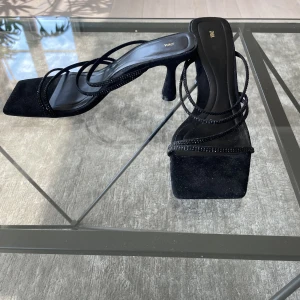 Zara klackar - Svarta klackar från zara med små nitar🖤Köpta för 399, använda endast 1 gång!