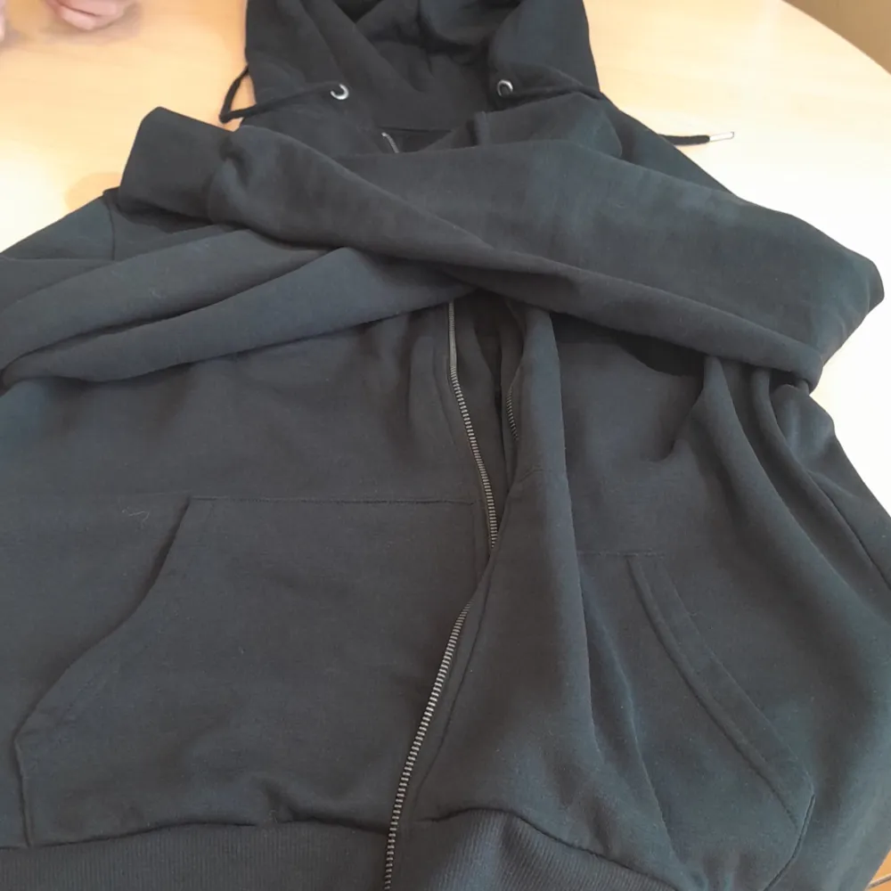 Jag köpte denhär för typ en vecka sedan behöver pengar, köp.. Hoodies.