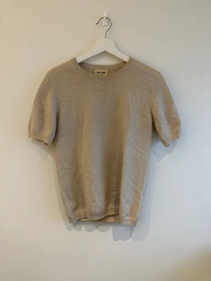 kashmir tröja - säljer denna kashmir tröja i storlek S från soft goat. har små fläckar på som man ser på bild 3