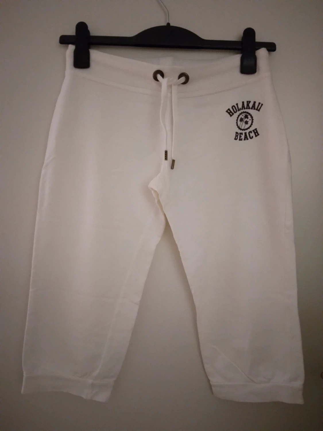 Gräddvita knälånga sweatpants, strlk: 34 / XS. Begagnade men inte trasiga.