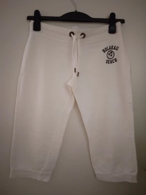 Gräddvita knälånga sweatpants, strlk: 34 / XS. Begagnade men inte trasiga. - Gräddvita knälånga sweatpants, strlk: 34 / XS. Begagnade men inte trasiga. Bomull. Dragsko I midjan.