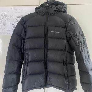 Peak performance jacka - Jacka i fint skick förutom liten skada på armen, men inget som syns mycket.  Säljs endast pga att den har blivit för liten. Nypris 4000kr  Storlek S Pris går att diskutera vid snabb affär 