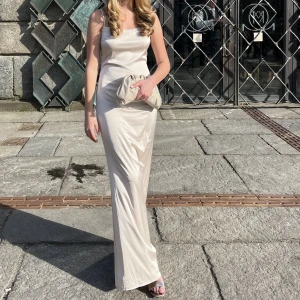 Säljer min otroligt fina balklänning!  - Säljer min fina balklänning som jag hade på min bal, så endast använd 1 gång. Beige/guld satin klänning med tunna band och snörning i ryggen! Precis som ny:) Slutsåld på Nelly.com. PRIS KAN DISKUTERAS. 