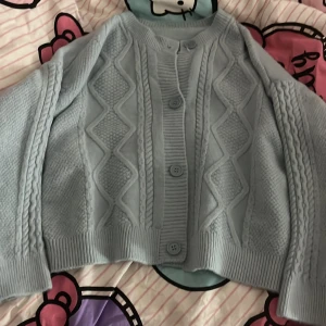 Blå mysig stickad cardigan - Säljer för att jag inte använder den! Har haft på den 2 gånger. Fint material och inga fläckar! Klicka på köp om du vill ha! Skriv till mig om du har frågor!