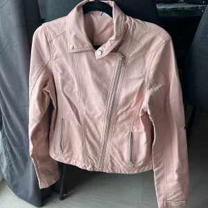 Skinnjacka  - Ljusrosa skinnjacka ifrån Lindex! Strl 170 men kan passa XS, säljer för 150kr. Jätte fint skick 