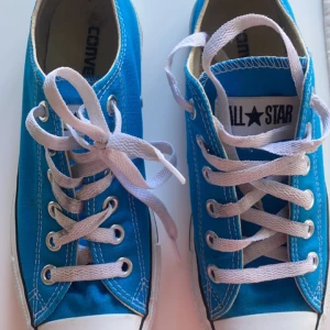 Converse  - All star Converse som är i nyskick, använt fåtal gånger säljer då det tyvärr e för små.