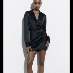 Zara klänning  - Säljer denna fast i mörkgrön! Inte så stor skillnad på färgen från svart och grön! Super skön använd 1 gång 💕💕