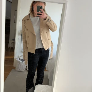 Kort trenchcoat  - En beige trenchcoat från Hm. Storlek 38. Fint skick. 