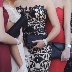 Balklänning med släp - Superfin balklänning med släp! Använd en kväll, i nyskick. Inköpt för 4300 säljer för 800. Storlek 38, ganska stretchigt tyg. Figursydd så den sitter åt snyggt i midjan och över rumpan 