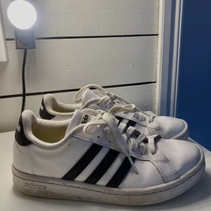 Vita Adidas Superstar - Vita Adidas Superstar skor som säljs pga att de inte kommit till användning.  Skorna är använda några gånger men är i hyfsat skick. Lite lortig vid sulan men bara lite och det går nog att få bort enkelt!☺️