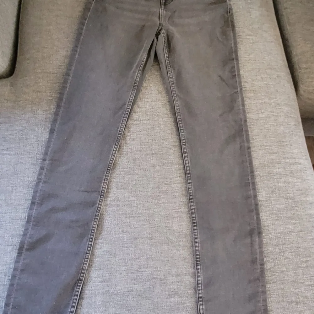 Gråa high waist super skinny jeans från hm divided. Oanvända. I storlek 34. . Jeans & Byxor.