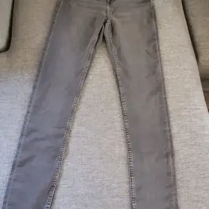 Gråa high waist super skinny jeans från hm divided. Oanvända. I storlek 34. 