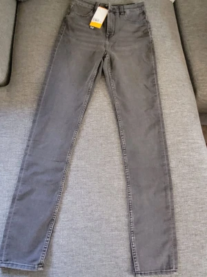Super skinny jeans high waist - Gråa high waist super skinny jeans från hm divided. Oanvända. I storlek 34. 