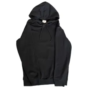 En helsvart hoodie från hm i perfekt skick i storlek S loose fit, aldrig använt 