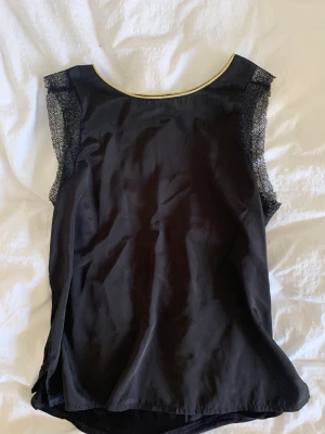 Snygg topp - Snygg topp ifrån Lindex, andvänt fåtal gånger men i bra skick kontakta mig vid eventuella frågor 🤩