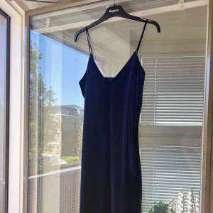 Festklänning, mörkblå - Mörkblå tight festklänning, använd en gång, jag är 163cm! 