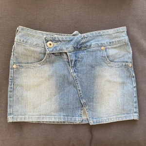 Lowrise jeanskjol - Jeanskjol från gamla Gina tricot. Den är lågmidjad. Jag säljer eftersom den inte passar mig längre:) I priset ingår inte frakten
