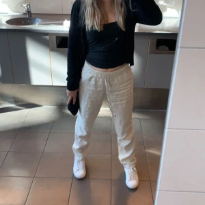Hm linnebyxor  - Säljer mina superfina linnebyxor ifrån hm! Storlek xs, passar S oxå. Dom är midwaist, man kan vilka ner kanten om man vill att dom ska sitta lågmidjat, nästintill oanvända.   Hör av er vid frågor. 