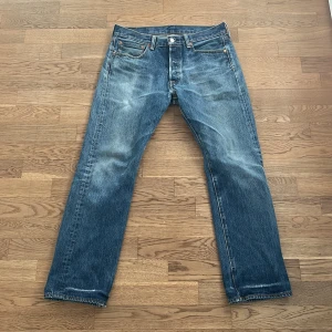 Levis 501 - Jättefina levis jeans med en as najs färg. De är lite korta på mig som är 180. Väldigt fint skick