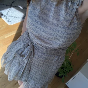 Kjol - Superfin sommarkjol som går att både klä upp och ner. Säljer även en matchande topp💗